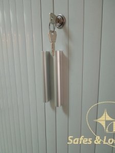 Шафа канцелярська з ролетними дверима ШКГ-10 р